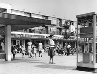 45515 Gezicht op het winkelcentrum aan de Theemsdreef te Utrecht, met rechts een telefooncel.